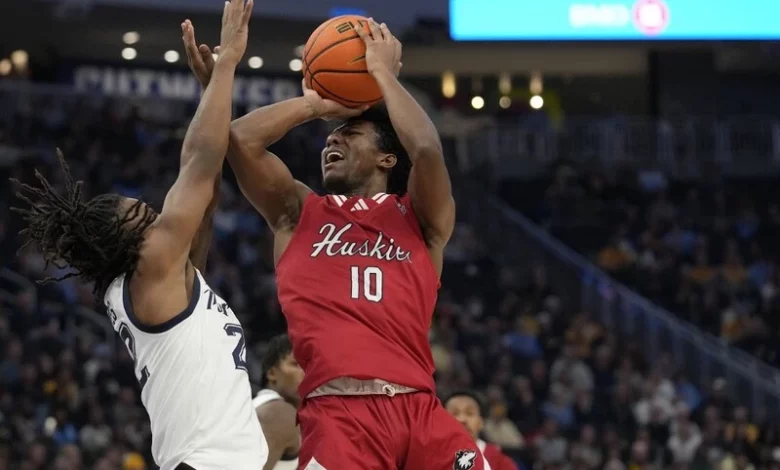 Northwestern Favored to Top Visiting Northern Illinois Again