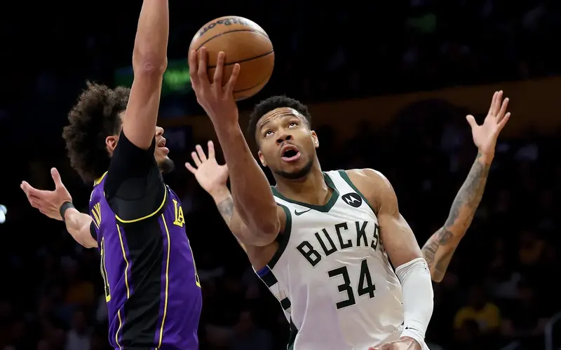 Bucks Hope to Return Favor Against Lakers at Home